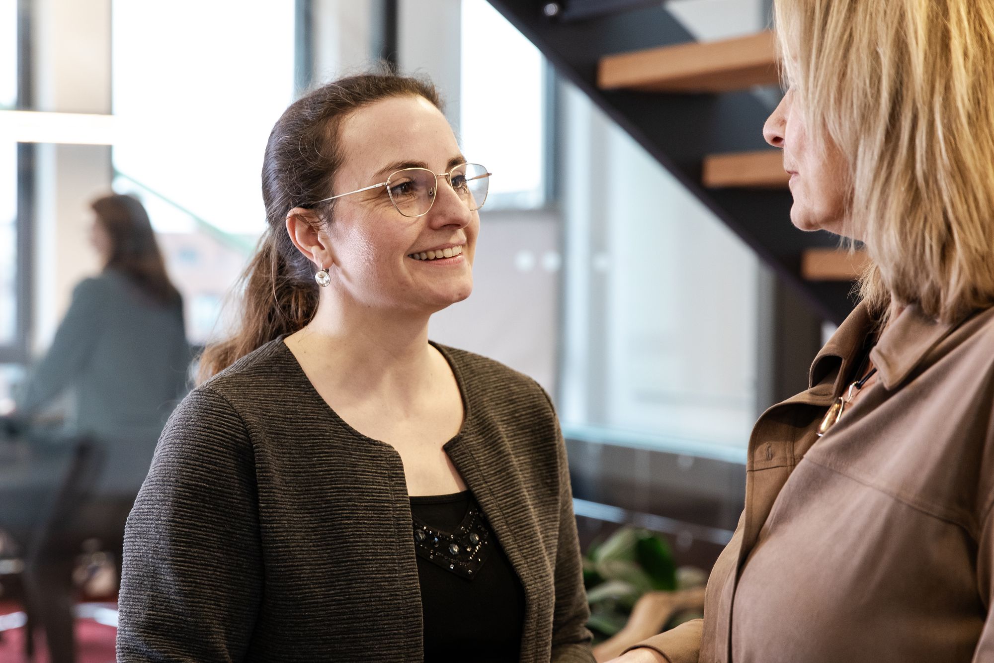 Adelta Mitarbeiter Im Gespraech Adelta Mitarbeiter Im Gespraech